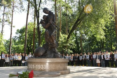 Алматыда ашаршылық құрбандарының ескерткішіне гүл шоқтары қойылды