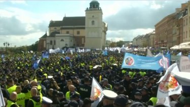 Польшалық полицейлер жалақы көтеруді талап етті