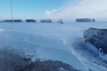 «Самара – Шымкент» тас жолында 200-ге жуық көлік қар құрсауында қалды