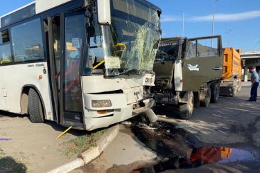 Нұр-Сұлтанда жүк көлігі жолаушылар автобусына соғылды