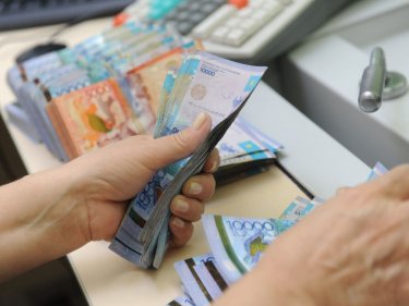 Алматыда дәрігерлерге үстемақы төлеуге 5,5 млрд теңге бөлінді