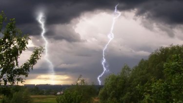 Дауыл соғып, найзағай ойнайды: Еліміздің үш өңірінде ескерту жарияланды