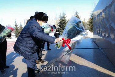 Қырымбек Көшербаев Жамбыл ескерткішіне гүл шоғын қойды