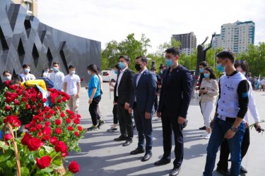 Жасотандықтар жазықсыз жалаға ұшыраған арыстардың ескерткішіне гүл шоғын қойды