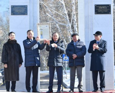 ҚазҰУ қалашығында 19 метрлік сағат стеласы орнатылды