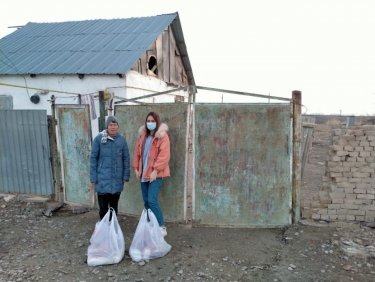 Партия жағдайы мүшкіл отбасыға көмек қолын созды