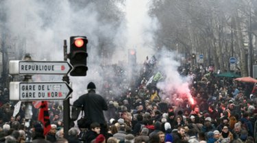 Макрон саясатына көңілдері толмаған француздар митингке шықты (ВИДЕО)