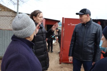 Мәжіліс депутаттары су тасқынынан зардап шеккендерге көмек көрсетті