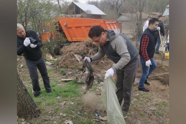 Досаевтың өзі сенбілікке шығып, қаланы қоқыстан тазартып жүр