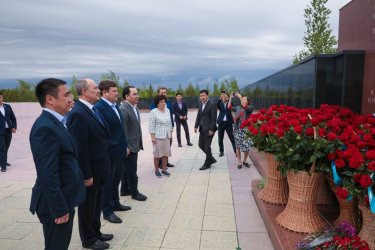 Асхат Оралов «АЛЖИР» мұражайына барып, ескерткіш-тақтаға гүл шоқтарын қойды