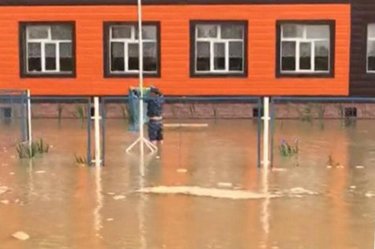 Мемлекеттік туды тасқын судан алып шыққан полицейдің лауазымы өсті (ВИДЕО)