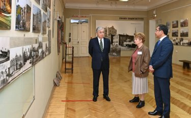 Президент Семейдегі бейнелеу өнері музейін аралады