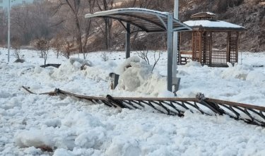 Алматыда мұз көшкіні өзен қоршауын бұзып кетті