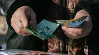 Семейде шенеунік креслоны 38 млн теңгеге сатып алмақ болған