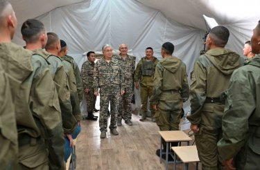 Мемлекет басшысы далалық әскери лагерьде сарбаздармен әңгімелесті