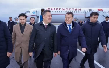 Әлихан Смайылов Астана әуежайында Қырғызстан президентін қарсы алды
