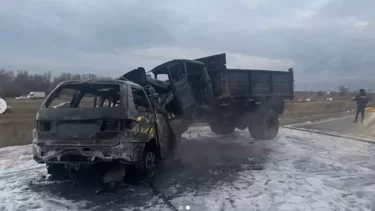 Ақтөбеде жол апатынан көлік өртеніп, екі адам қаза тапты