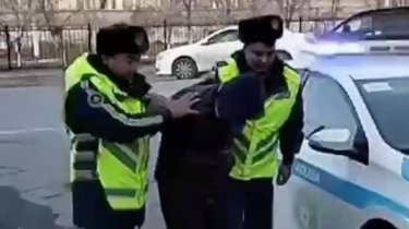 Қызылорда тұрғыны полиция қызметкеріне пышақ ала жүгірген (ВИДЕО)