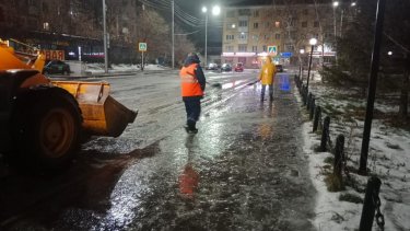 Астанада жолдар мен тротуарларға құм-тұз қоспасы себілді