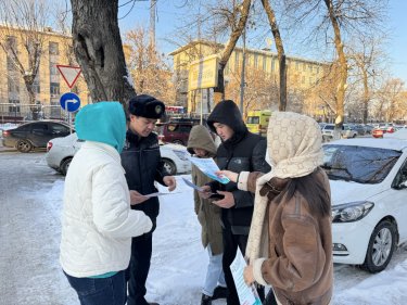 «Жастар Рухы» жастар қанатының еріктілері жолда қалған жүргізушілерге ыстық шәй ұсынды