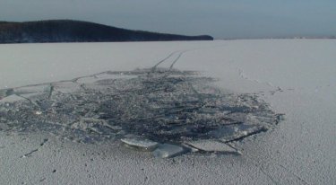 Ақтөбе облысында үш адам отырған көлік мұз астына түсіп кетті