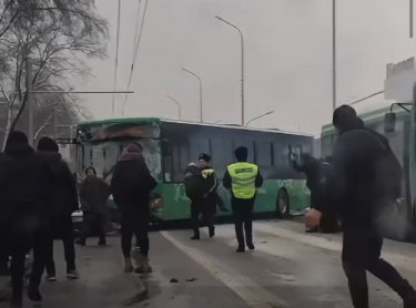 Алматыда бірнеше автобус соқтығысты: зардап шеккендер бар (ВИДЕО)