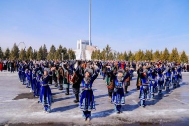 Астанада ұлттық киім киген 500-ден астам мәдениет қызметкері флешмобқа шықты