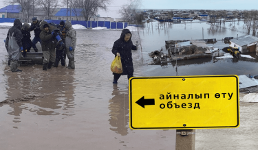 Желіде су тасқынынан үйі құлаған адамның баласына жазған хаты тарады