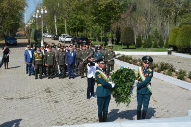 Душанбеде қазақстандық жауынгерлердің ескерткішіне гүл шоқтарын қою рәсімі өтті