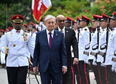 Мемлекет басшысы Сингапур Президентінің Istana сарайына барды