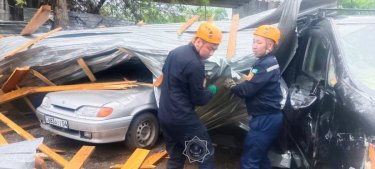 Ақтөбеде шатыр басып қалған көліктің ішінен 2 адам шыға алмай қалған