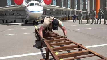 Астаналық подполковник 32 тоннадан асатын ұшақты орнынан жылжытып, рекорд орнатты