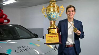 Шахматтан әлем чемпионы Қазыбек Нөгербекке автокөлік сыйға берілді