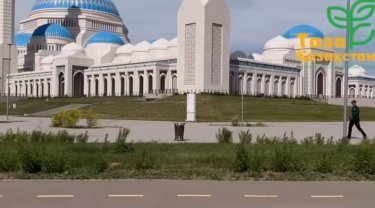 «Таза дүйсенбі»: «Жасыл ел» жастары Астанадағы бас мешіт аумағын тазалады
