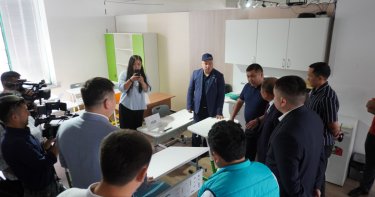 Депутат Алматы облысында «Жайлы мектеп» аясында салынып жатқан мектептің құрылысымен танысты