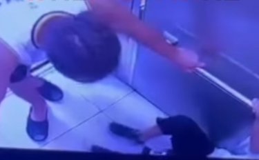 Алматылық ер адам лифтте 10 жастағы баланы ұрып-соққан (ВИДЕО)