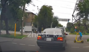 Алматыда самокат мінген баланы жүк көлігі қағып кетті (ВИДЕО)