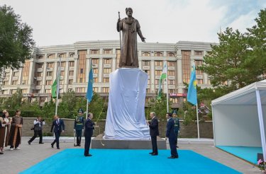 Тоқаев пен Мирзиеев Астанада Әлішер Науаи ескерткішін ашты