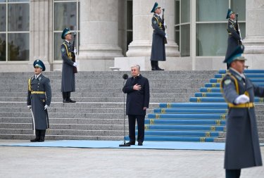 Президент Мемлекеттік ту көтеру рәсіміне қатысты