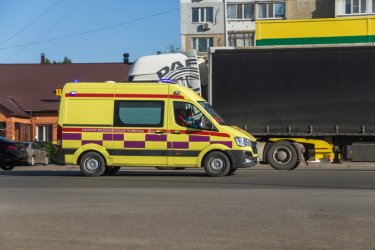 Жаңаөзенде бір мопедке мінгескен 3 жасөспірім жол апатына түсті