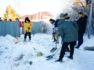 Волонтерлер қарттарға көмектесті