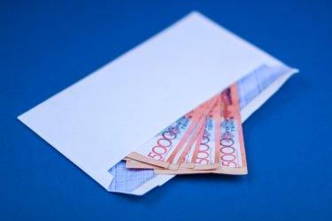 Батыс Қазақстанда салық қызметкері 75 млн теңге пара алған