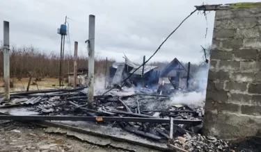 Әжесі пешке байқамай бензин құйып жіберген — бір үйдің бес қызы тірідей жанып кетті