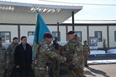 Қорғаныс министрі Арнайы операциялар күштерінің әскери бөліміне Жауынгерлік ту табыстады