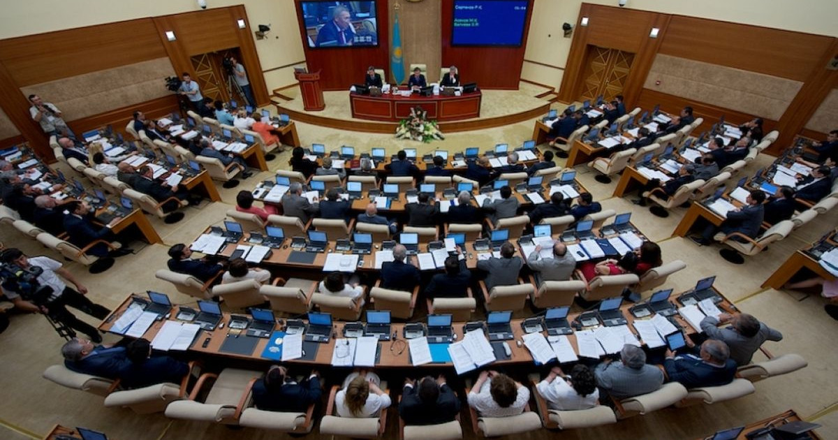 Мәжілісте Инвестициялар және даму министрлігі сынның астында қалды