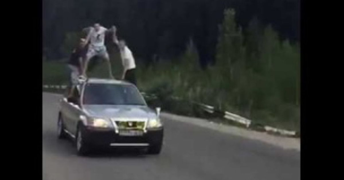 3 жігітті көлік үстіне шығарған жүргізуші айыпталды