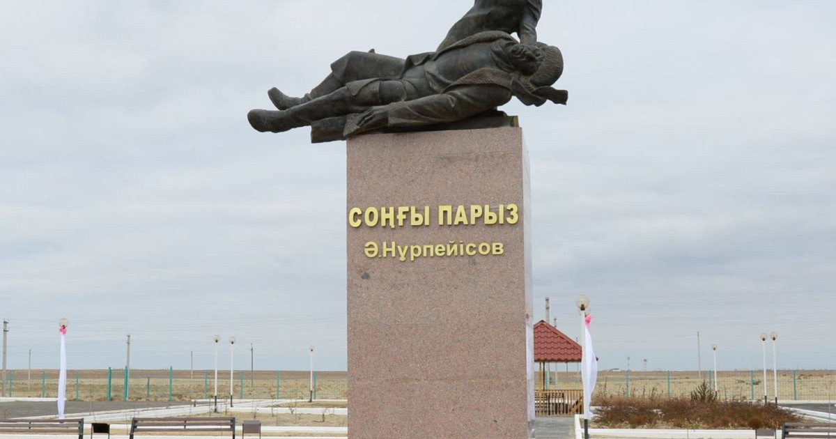 Аралда «Соңғы парыз» романының кейіпкерлеріне ескерткіш қойылды