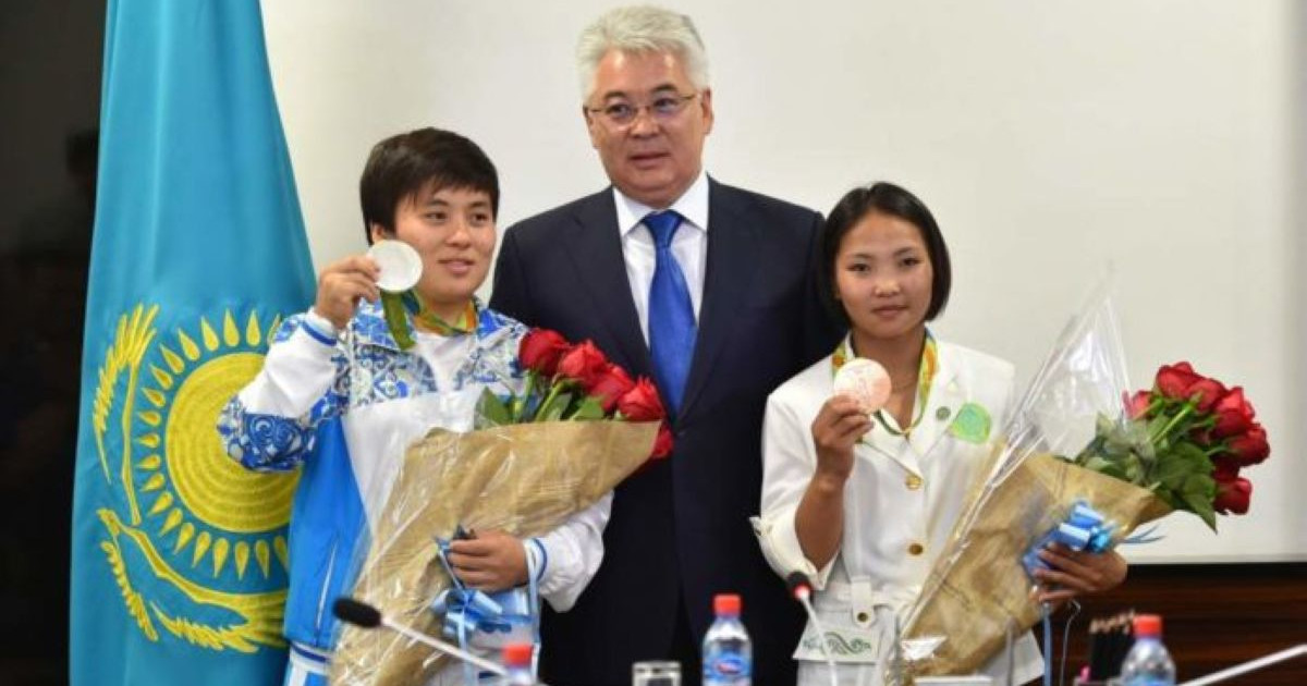 Жазира Жаппарқұлға көлік пен пәтер сыйлады