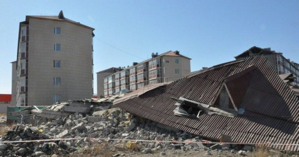 Олақ құрылысшы, опырылған ғимарат