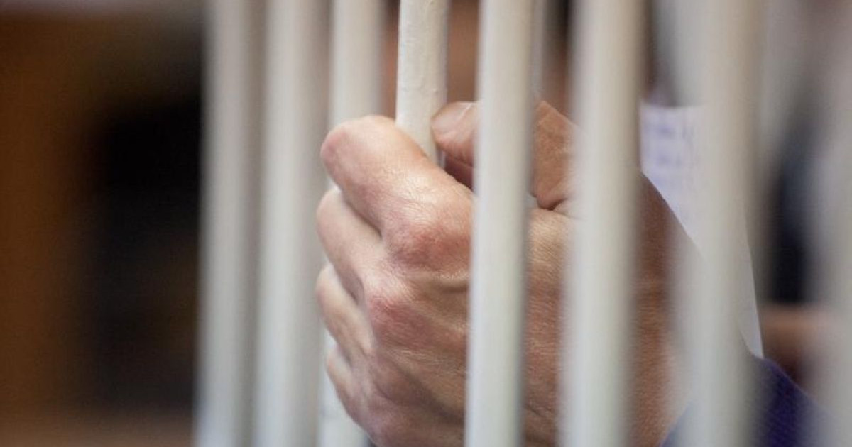 Пара алып, жазаны жеңілдетпек болған тергеуші сотталды